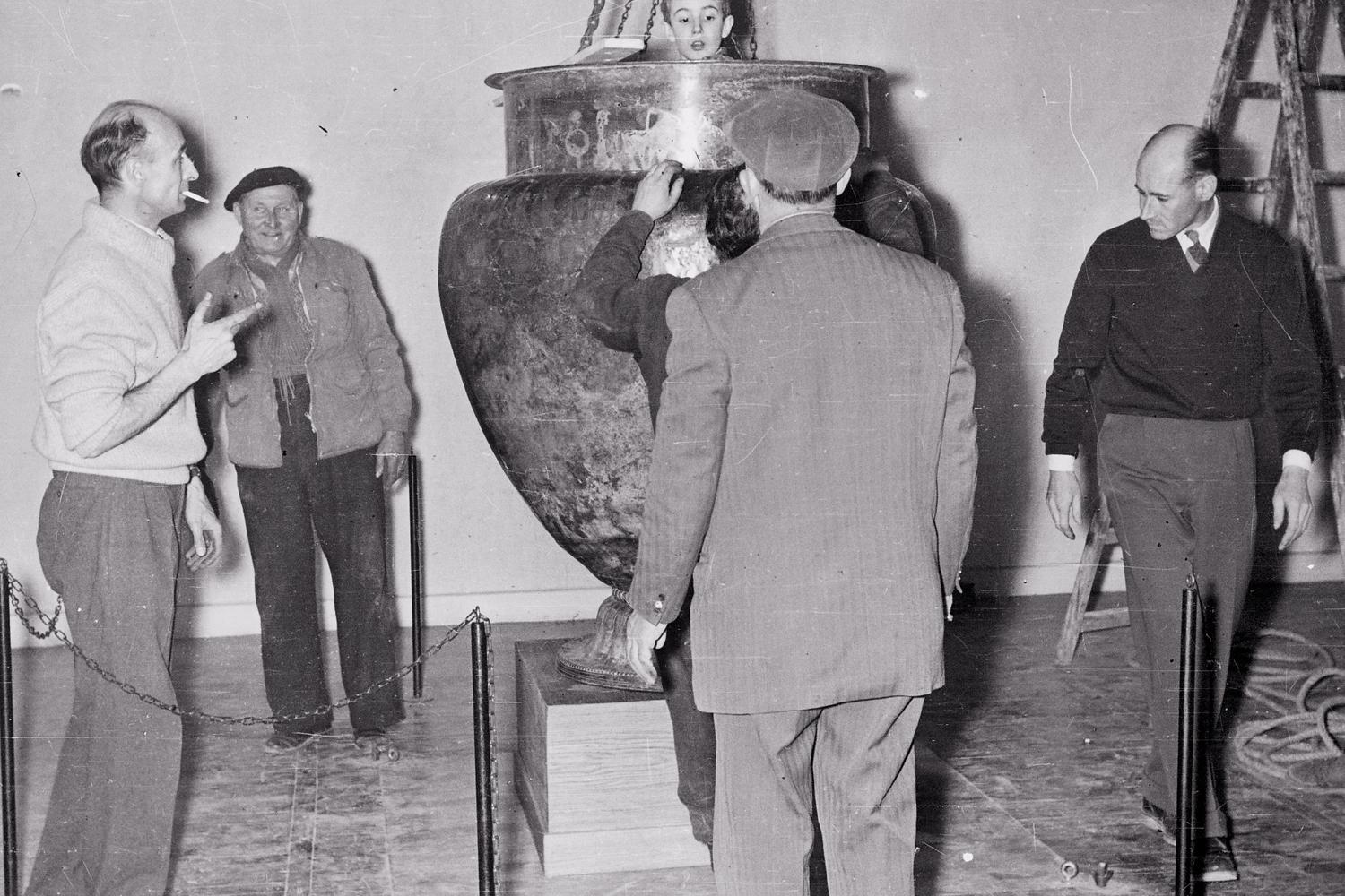 Albert France-Lanord pendant la restauration du cratère de Vix. 